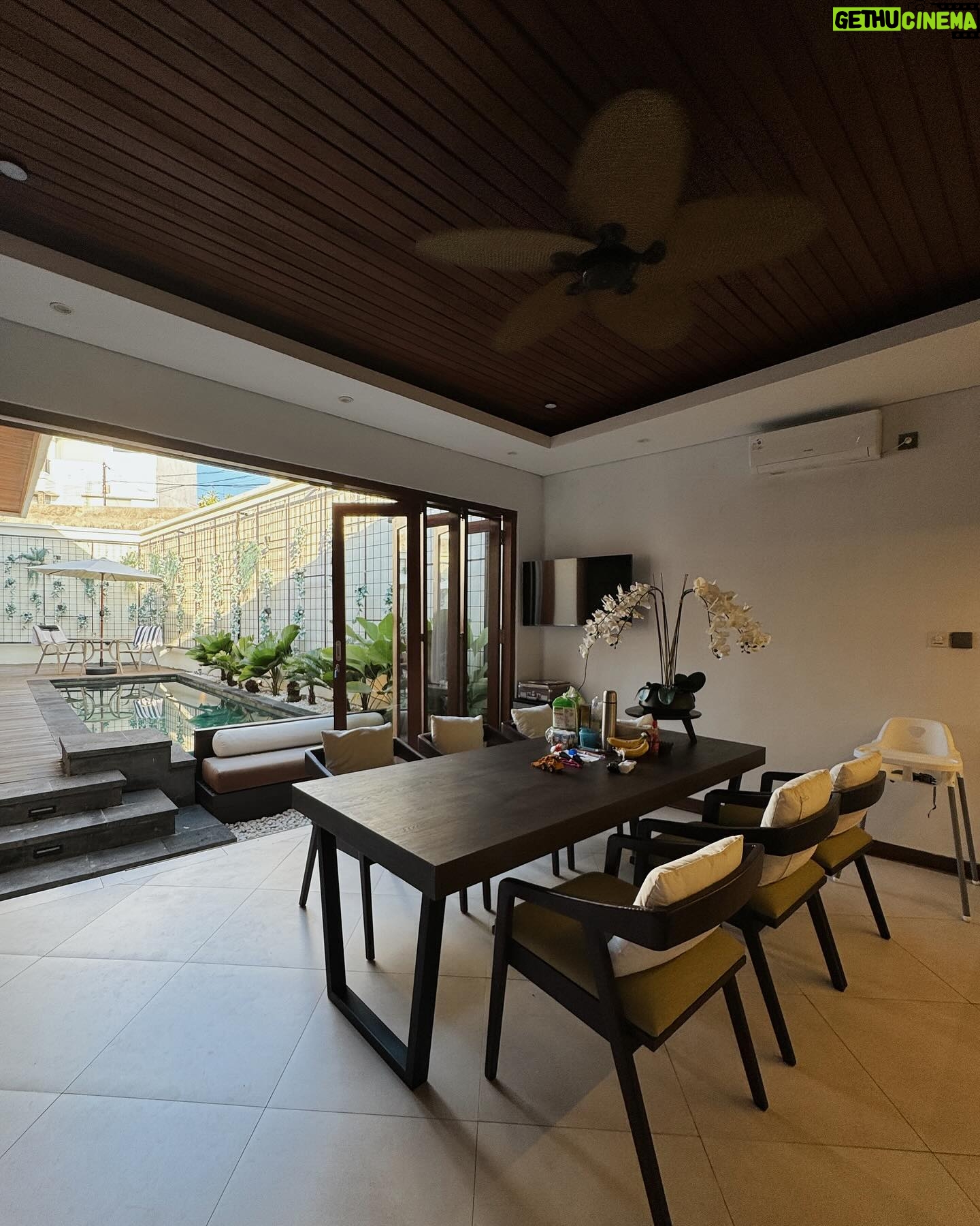 Fita Anggriani Instagram - Mamak nobat kan @adonia.villa.bali sebagai salah satu villa family friendly tervaik dan terekomen 2024 π«΅πΌπ€β¨ Berasa dirumah sendiri , super cozy & neat , kebutuhan untuk ibu rumah tangga seferti mamak yg bawa anak yaitu alat alat dapur masaknya lengkap ππΌ ADA BABYCHAIR UGA π€πΌ Dan paling penting tempatnya strategis sekali deket kemana mana jadi kalo mau bolak balik villa ga masalah ya bundah . Pihim dong remfong nya kalo bawa anak liburan sudah pasti sering bolak balik pilla βΊοΈπ€²πΌ