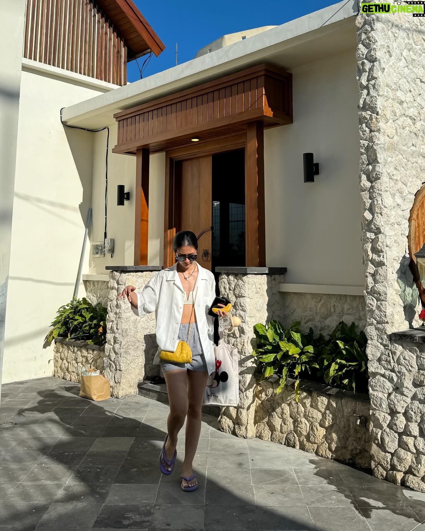 Fita Anggriani Instagram - Mamak nobat kan @adonia.villa.bali sebagai salah satu villa family friendly tervaik dan terekomen 2024 π«΅πΌπ€β¨ Berasa dirumah sendiri , super cozy & neat , kebutuhan untuk ibu rumah tangga seferti mamak yg bawa anak yaitu alat alat dapur masaknya lengkap ππΌ ADA BABYCHAIR UGA π€πΌ Dan paling penting tempatnya strategis sekali deket kemana mana jadi kalo mau bolak balik villa ga masalah ya bundah . Pihim dong remfong nya kalo bawa anak liburan sudah pasti sering bolak balik pilla βΊοΈπ€²πΌ