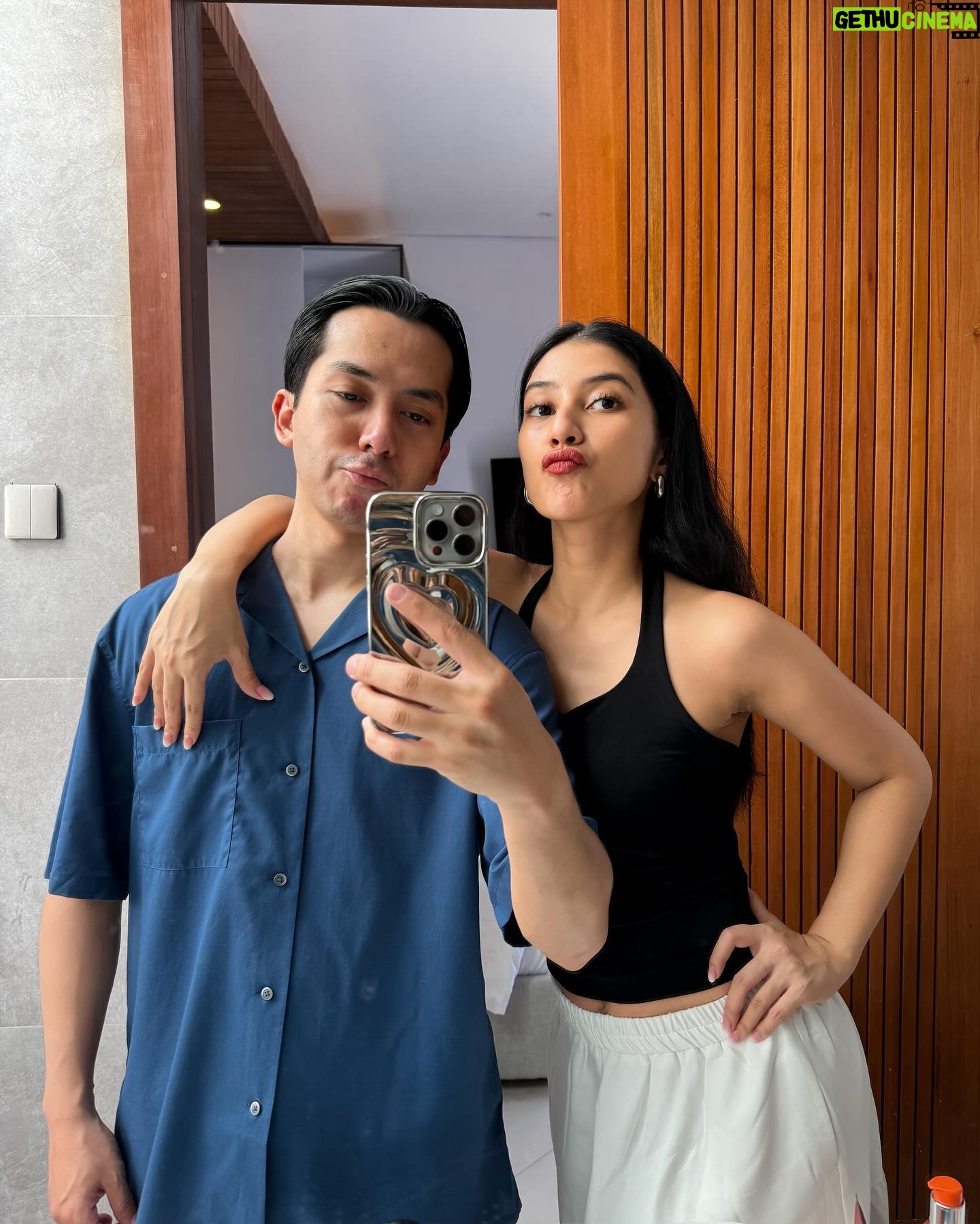 Fita Anggriani Instagram - Mamak nobat kan @adonia.villa.bali sebagai salah satu villa family friendly tervaik dan terekomen 2024 π«΅πΌπ€β¨ Berasa dirumah sendiri , super cozy & neat , kebutuhan untuk ibu rumah tangga seferti mamak yg bawa anak yaitu alat alat dapur masaknya lengkap ππΌ ADA BABYCHAIR UGA π€πΌ Dan paling penting tempatnya strategis sekali deket kemana mana jadi kalo mau bolak balik villa ga masalah ya bundah . Pihim dong remfong nya kalo bawa anak liburan sudah pasti sering bolak balik pilla βΊοΈπ€²πΌ