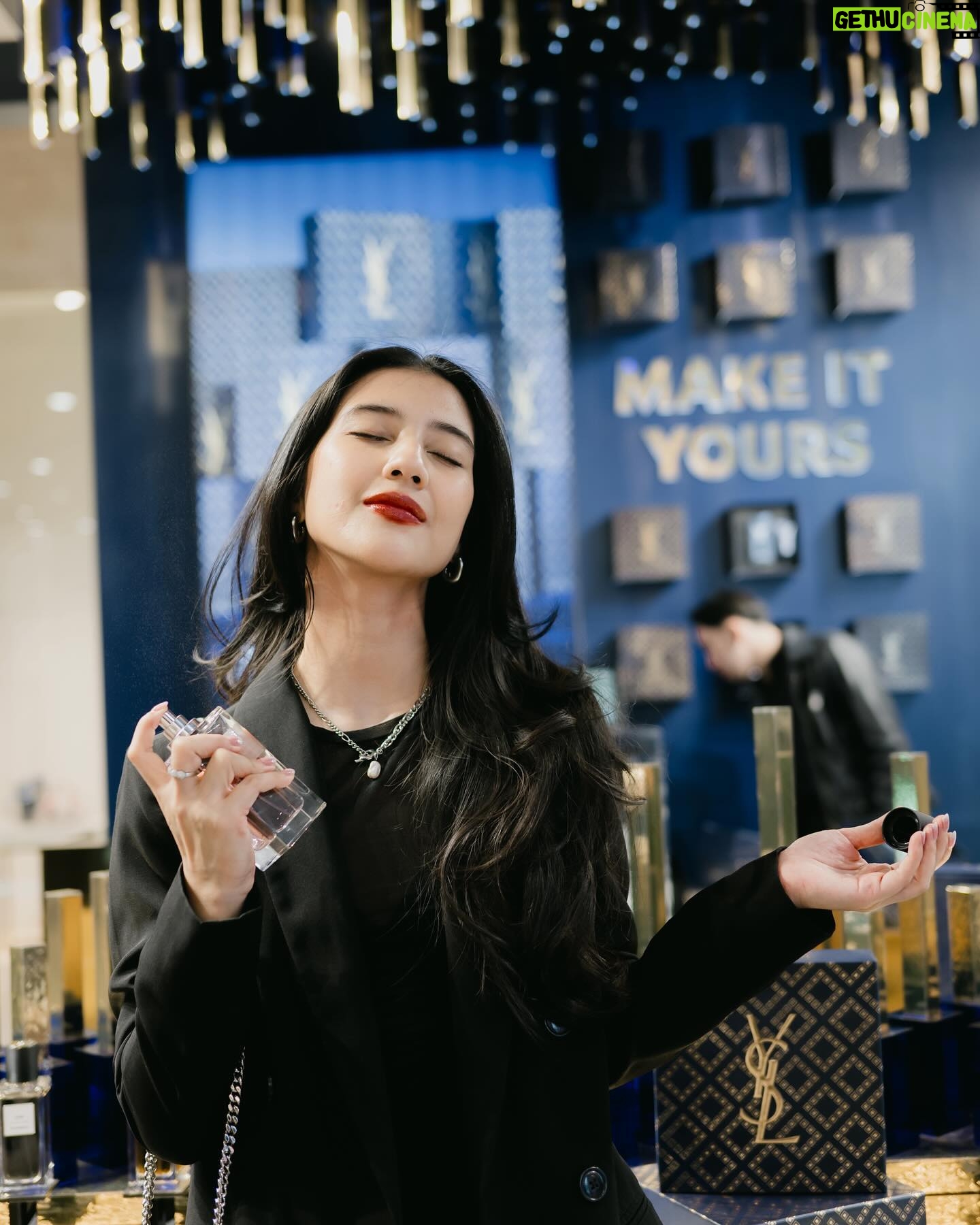 Fita Anggriani Instagram - Let’s celebrate your Eid & Ramadhan with YSL Beauty ✨ Lagi ada Pop Up store nya @yslbeauty di @senayancity untuk kamu bisa cari Ramadhan giftset buat orang tersayang 💗 Available at YSL Beauty’s boutique and website yslbeauty.co.id 🛒 #YSLbeauty #YSLBeautyID #EmbraceTheNight
