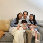 Fita Anggriani Instagram - Foto keluarga yg menguras mental & energy difagi hari , maap lahir batin gezz 🙏🏻✨