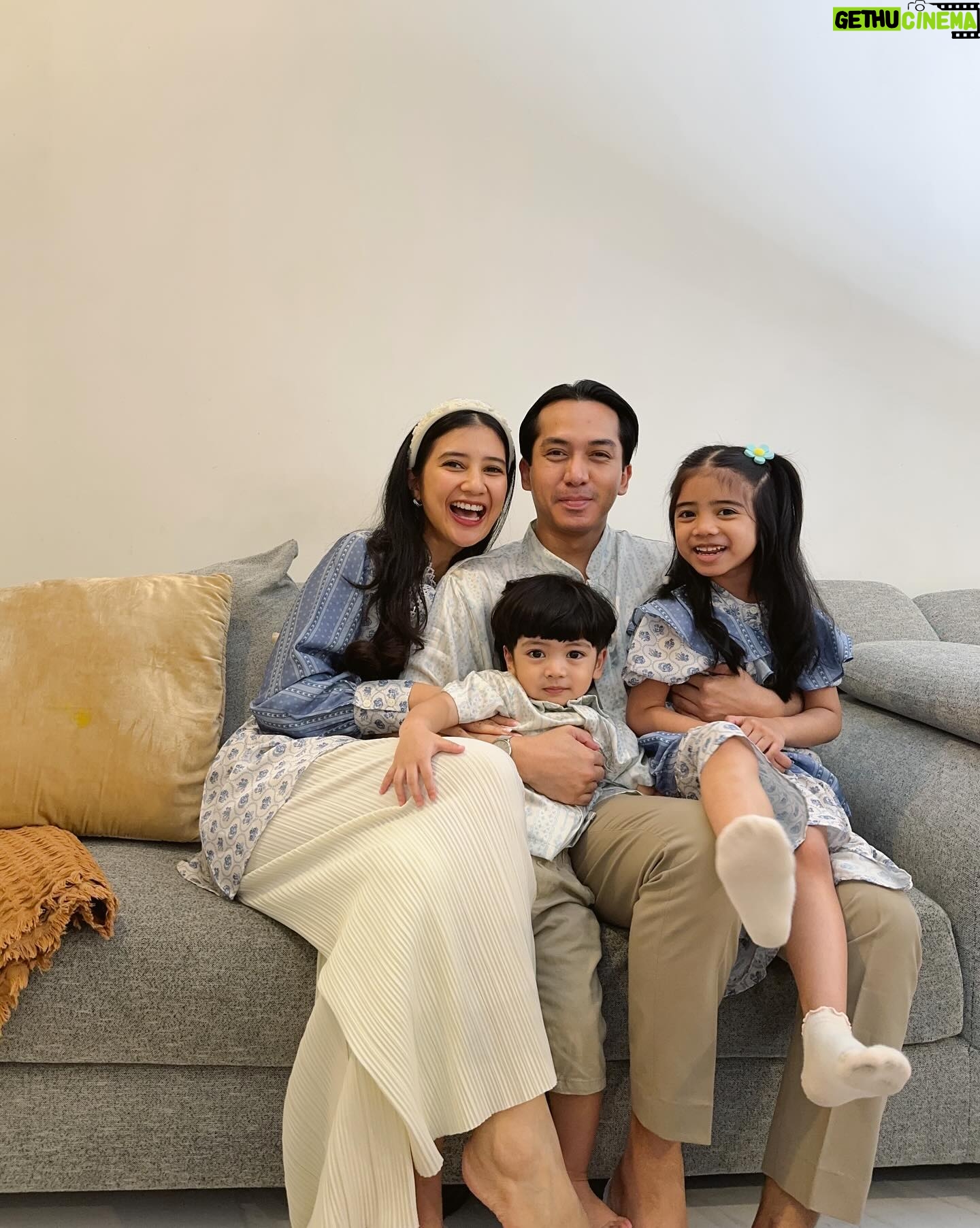 Fita Anggriani Instagram - Foto keluarga yg menguras mental & energy difagi hari , maap lahir batin gezz 🙏🏻✨