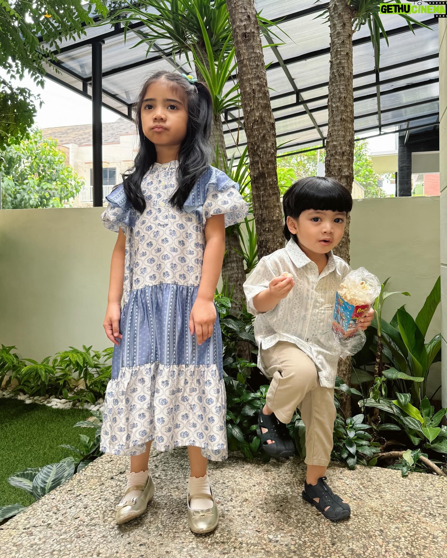 Fita Anggriani Instagram - Foto keluarga yg menguras mental & energy difagi hari , maap lahir batin gezz 🙏🏻✨