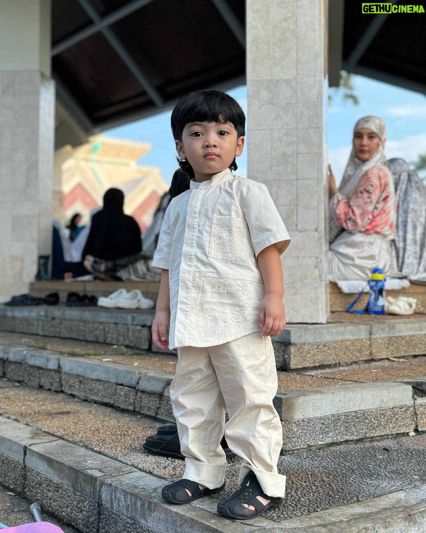 Fita Anggriani Instagram - Foto keluarga yg menguras mental & energy difagi hari , maap lahir batin gezz 🙏🏻✨