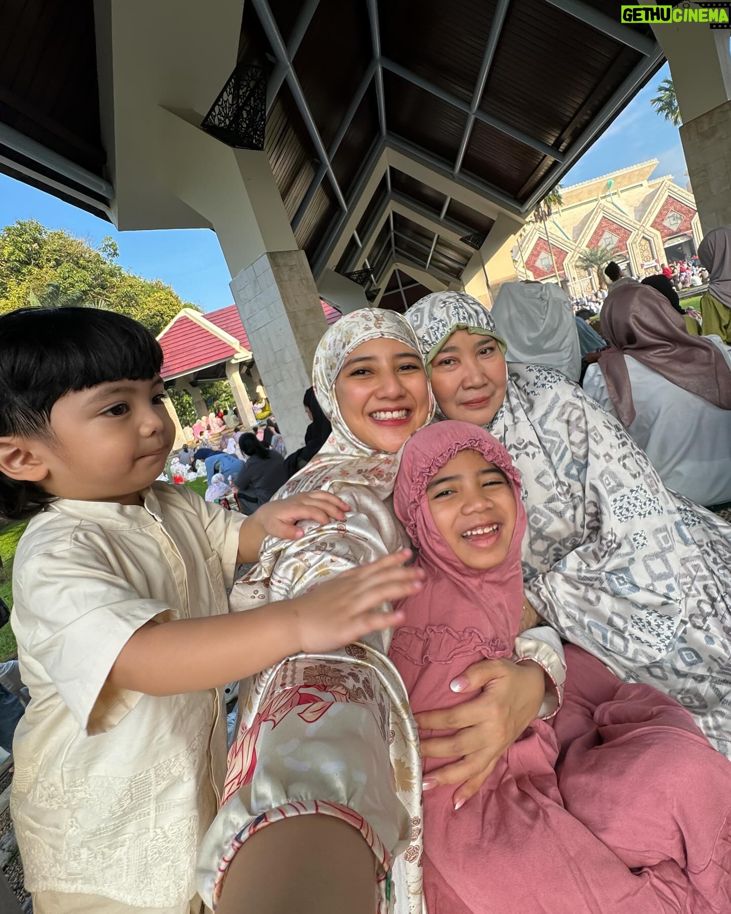 Fita Anggriani Instagram - Foto keluarga yg menguras mental & energy difagi hari , maap lahir batin gezz 🙏🏻✨