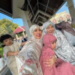 Fita Anggriani Instagram - Foto keluarga yg menguras mental & energy difagi hari , maap lahir batin gezz 🙏🏻✨