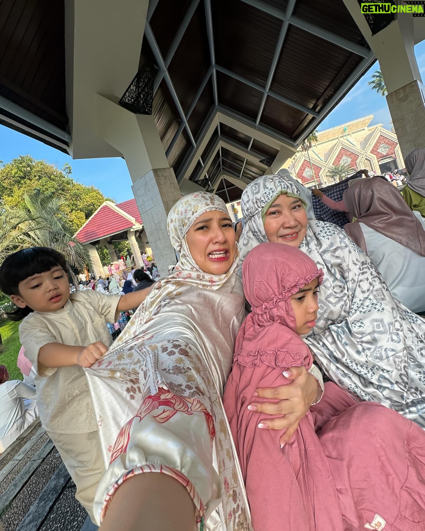 Fita Anggriani Instagram - Foto keluarga yg menguras mental & energy difagi hari , maap lahir batin gezz 🙏🏻✨