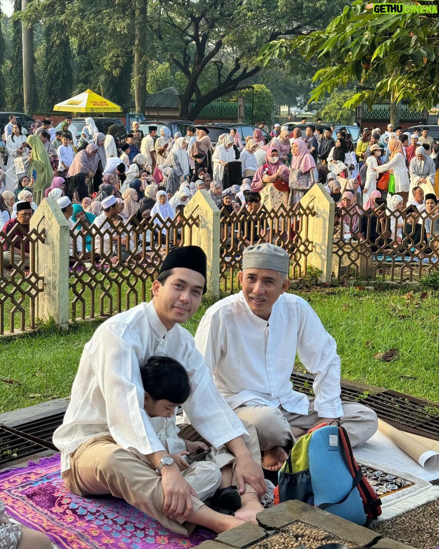 Fita Anggriani Instagram - Foto keluarga yg menguras mental & energy difagi hari , maap lahir batin gezz 🙏🏻✨