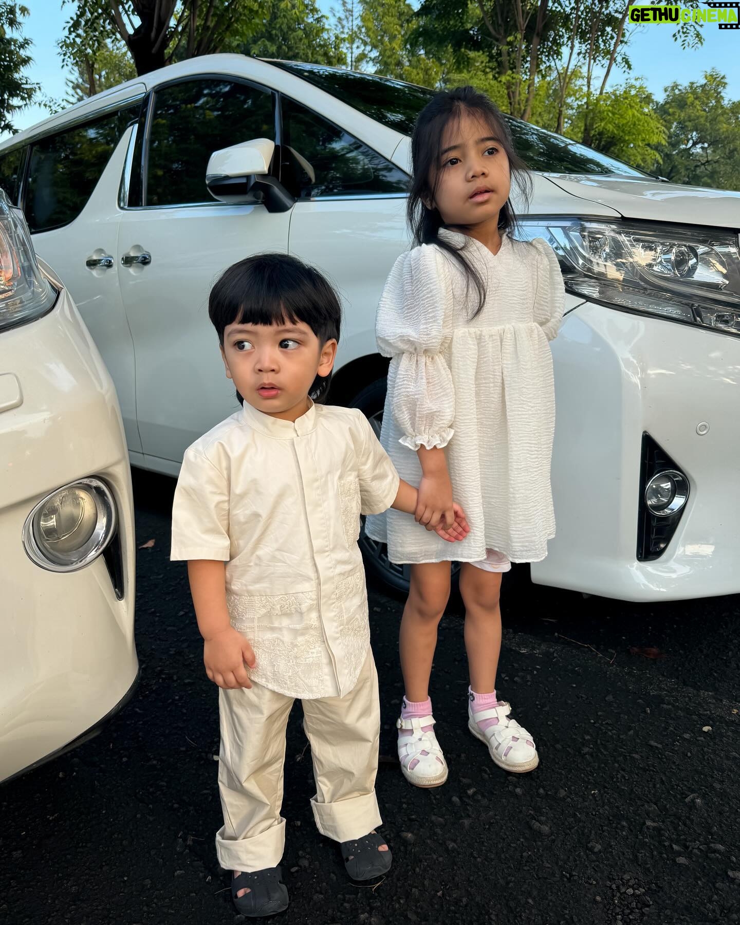 Fita Anggriani Instagram - Foto keluarga yg menguras mental & energy difagi hari , maap lahir batin gezz 🙏🏻✨