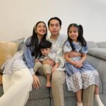 Fita Anggriani Instagram - Foto keluarga yg menguras mental & energy difagi hari , maap lahir batin gezz 🙏🏻✨