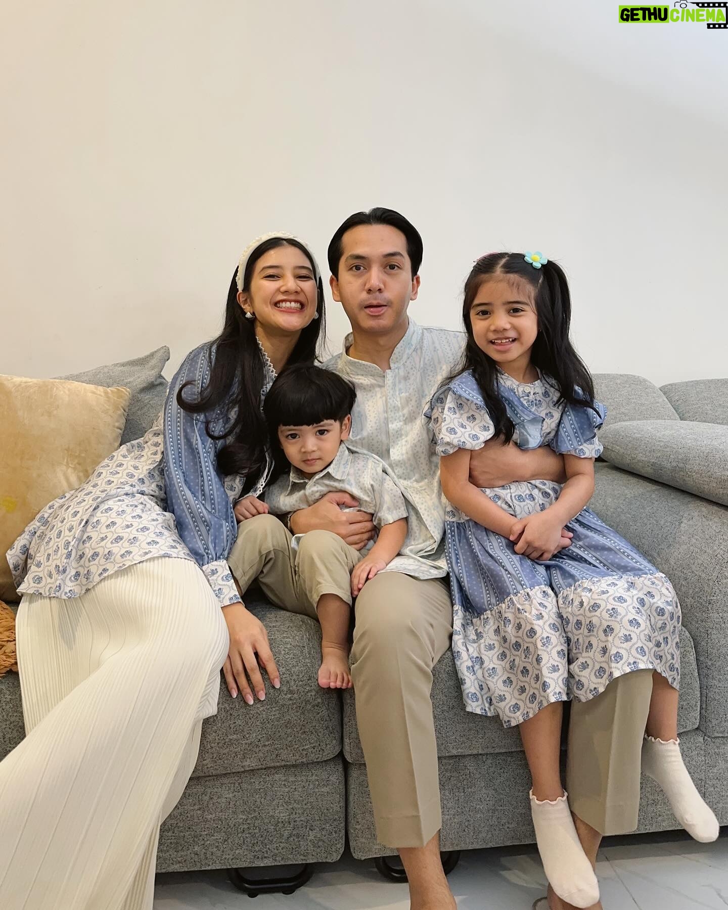 Fita Anggriani Instagram - Foto keluarga yg menguras mental & energy difagi hari , maap lahir batin gezz 🙏🏻✨