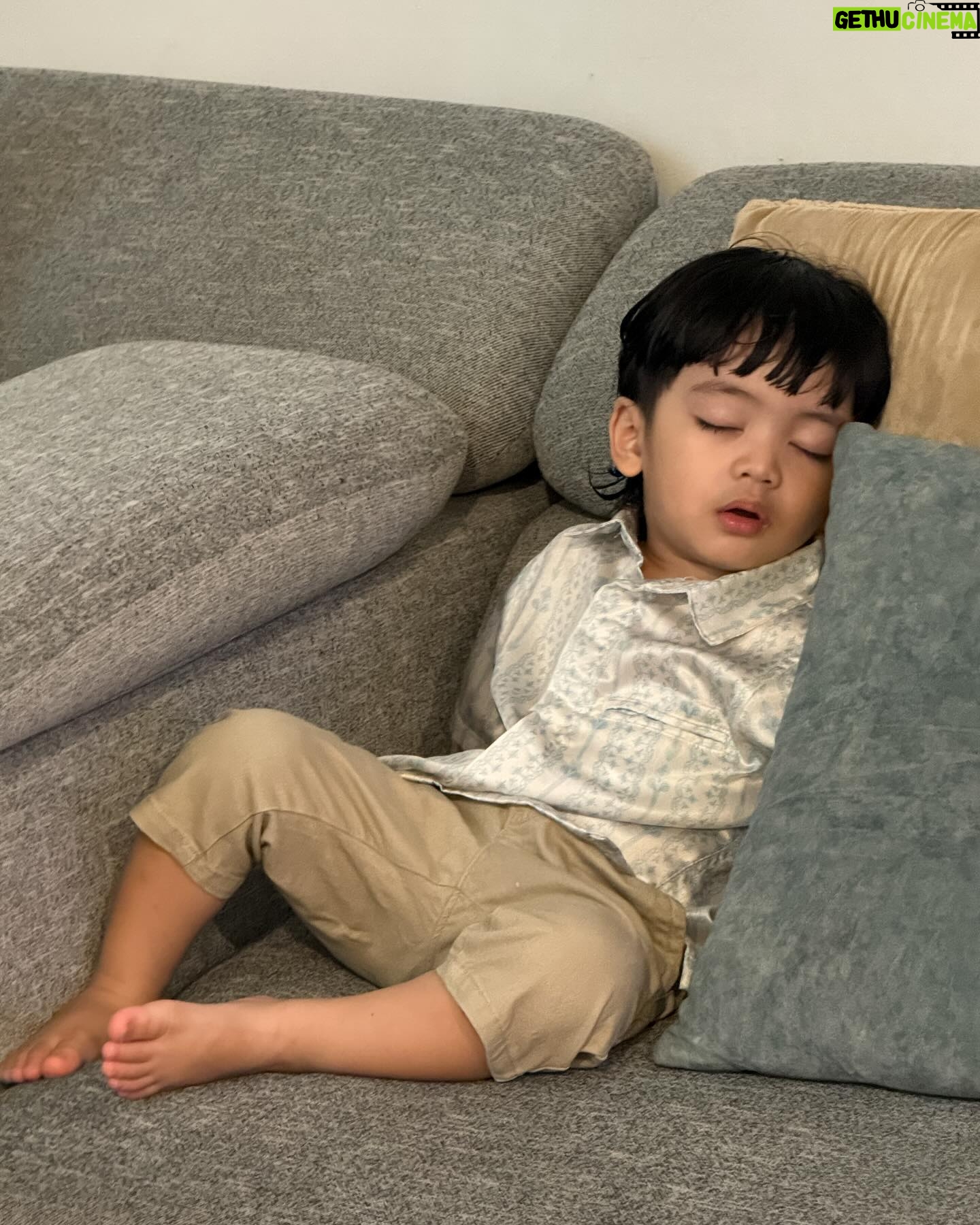 Fita Anggriani Instagram - Foto keluarga yg menguras mental & energy difagi hari , maap lahir batin gezz 🙏🏻✨