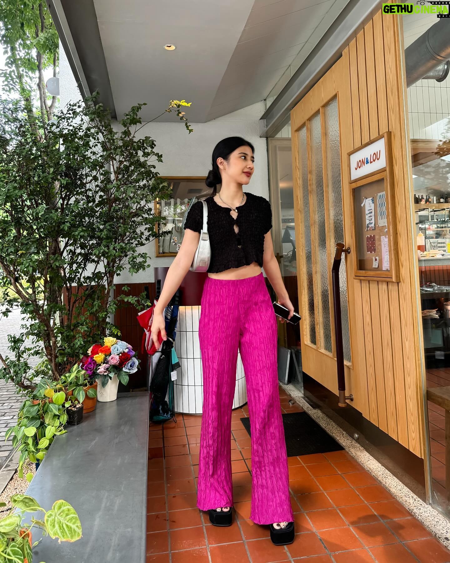 Fita Anggriani Instagram - Siapa pun yang menang semoga janji janji manis nya di tepati ye pak bapak 😌🙏🏼