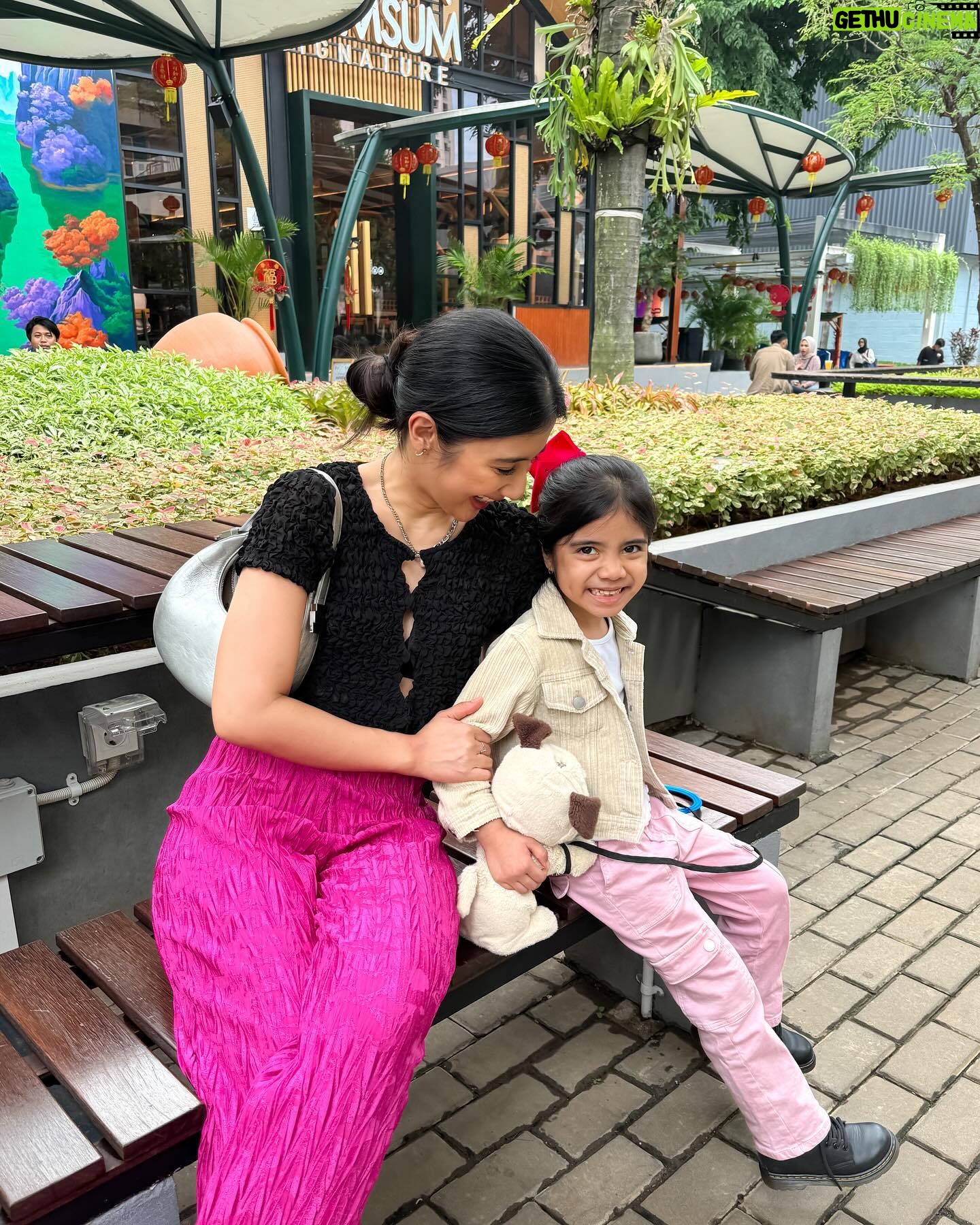 Fita Anggriani Instagram - Siapa pun yang menang semoga janji janji manis nya di tepati ye pak bapak 😌🙏🏼