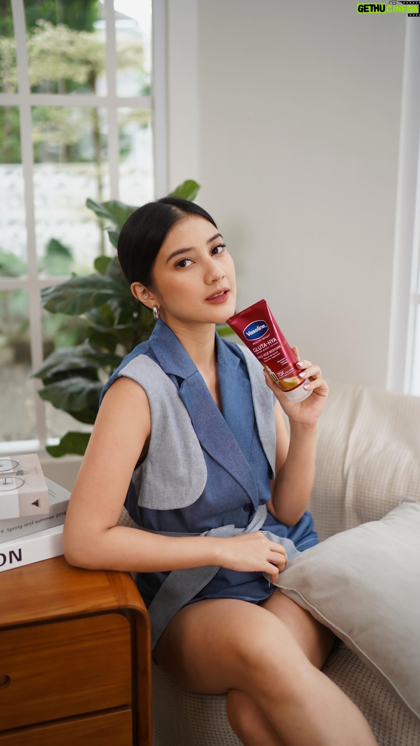 Fita Anggriani Instagram - It’s time for #TimelessFirmSkin with @vaselineid ! Say no to kulit kering dan kendur and Hi kulit kencangku ! 🫶🏻✨