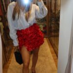 Flávia Viana Instagram - Até parece que ela usa as roupas que customiza! Eu: bora? 🌹 #ootn #customizacao #roses #look #grwm