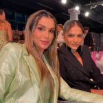 Flávia Viana Instagram - Minha admiração é gigante por essa mulher @nastaciaschacht e essa marca que parece tanto comigo e me sinto em casa @charthoficial O por trás das câmeras é tão leve e gostoso quanto a marca. Que show foi esse para apresentar CHARTH SOIR!!! Uma coleção inspirada na elegância da Riviera Francesa, para a mulher autêntica e de alma solar ✨ Na passarela repleta de deusas incluindo a @izabelgoulart ficamos hipnotizados! Como sempre boquiaberta e ansiosa para usar tudo ❤️ #moda