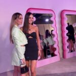 Flávia Viana Instagram - Minha admiração é gigante por essa mulher @nastaciaschacht e essa marca que parece tanto comigo e me sinto em casa @charthoficial O por trás das câmeras é tão leve e gostoso quanto a marca. Que show foi esse para apresentar CHARTH SOIR!!! Uma coleção inspirada na elegância da Riviera Francesa, para a mulher autêntica e de alma solar ✨ Na passarela repleta de deusas incluindo a @izabelgoulart ficamos hipnotizados! Como sempre boquiaberta e ansiosa para usar tudo ❤️ #moda