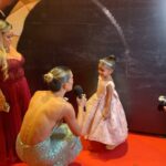 Flávia Viana Instagram - Registros lindos desse Invasão @poddelas tão especial! Por @eunivan Que festa lindaaaaa, gala do @lucasguimaraes Aliás, fomos muito bem recebidos por essa família tão amado pelo Brasil todo! Apresentadora feliz! ❤️🌻 #host #bday #gala #festa #ootn