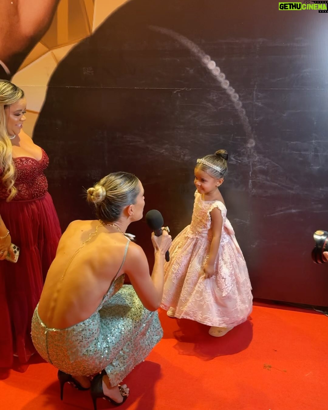 Flávia Viana Instagram - Registros lindos desse Invasão @poddelas tão especial! Por @eunivan Que festa lindaaaaa, gala do @lucasguimaraes Aliás, fomos muito bem recebidos por essa família tão amado pelo Brasil todo! Apresentadora feliz! ❤️🌻 #host #bday #gala #festa #ootn