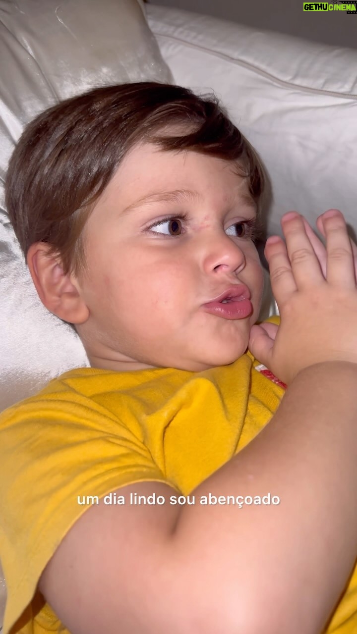 Flávia Viana Instagram - Durmam com Deus!!! 🙏🏼❤️🥹 SOMOS ABENÇOADOS!!! AMÉM!!! A oração dele é: Papai do Céu, Obrigado por nos amar, Obrigado pela nossa família, Nos proteja e nos abençoe E nos dê um dia lindo! Sou abençoado! Amém! 🙏🏼 Amém? #blessed #godbless #abençoado #oração #deusnocomando #maternidade