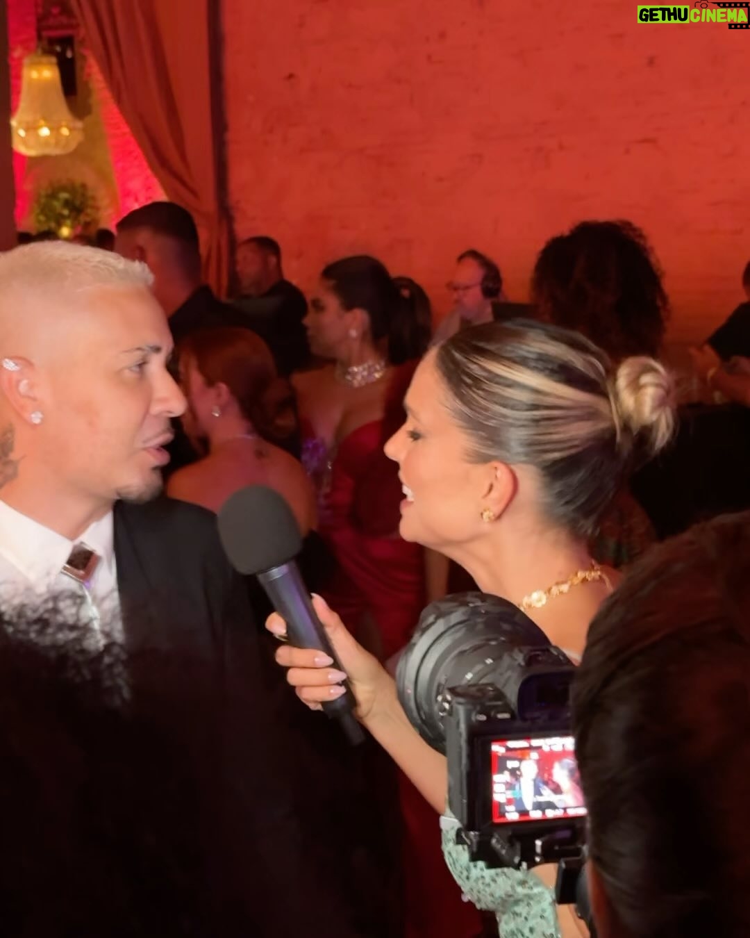Flávia Viana Instagram - Registros lindos desse Invasão @poddelas tão especial! Por @eunivan Que festa lindaaaaa, gala do @lucasguimaraes Aliás, fomos muito bem recebidos por essa família tão amado pelo Brasil todo! Apresentadora feliz! ❤️🌻 #host #bday #gala #festa #ootn