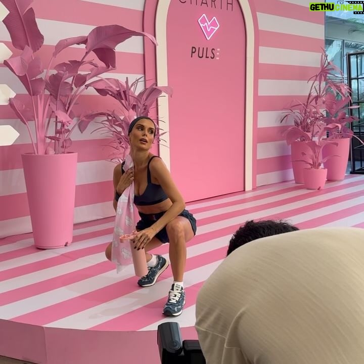 Flávia Viana Instagram - Manhã de liberação de Endorfina!!!!! 🔥 A @charthoficial que não sabe brincar acaba de lançar a linha fitness e já sigo apaixonada por tudo! Eu achando que ia só fazer fotinhas no lançamento me joguei no treinão delíciaaaaa!!! 🏋🏻♀️🤸🏼♂️🫶🏼🎀 #treino #fitness #lançamento