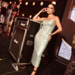 Flávia Viana Instagram - Registros lindos desse Invasão @poddelas tão especial! Por @eunivan Que festa lindaaaaa, gala do @lucasguimaraes Aliás, fomos muito bem recebidos por essa família tão amado pelo Brasil todo! Apresentadora feliz! ❤️🌻 #host #bday #gala #festa #ootn
