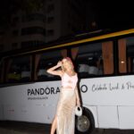 Flávia Viana Instagram - Sobre uma noite mágica! ✨🫶🏼🎉 Sobre viver o Day 1 na Sapucaí colaaadaaaaa na avenida! OMG, foi de arrepiar! Que experiência!!! Look: @charthoficial Foto: @lucasmavinga De @theofficialpandora #PandoraInRio #PandoraSquad24 #PandoraTakesRio #Sapucaí #Carnaval #errejota