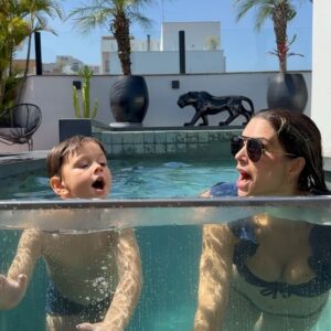 Flávia Viana Instagram - Se nao for para vestir igual a ele eu nem vou hahahhaha 
Dia de sol com meu 🎣💙