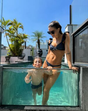 Flávia Viana Instagram - Se nao for para vestir igual a ele eu nem vou hahahhaha 
Dia de sol com meu 🎣💙