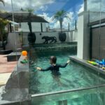 Flávia Viana Instagram - Nosso domingo!!! Acredite nos seus sonhos ❤️💦 Deus sempre esteve Aqui! 🙏🏼 #sunday #pool #domingo #piscininhaamor
