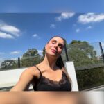 Flávia Viana Instagram - Por que Deus permite que as mães vão-se embora? Mãe não tem limite, é tempo sem hora, luz que não apaga quando sopra o vento e chuva desaba, veludo escondido na pele enrugada, água pura, ar puro, puro pensamento. Morrer acontece com o que é breve e passa sem deixar vestígio. Mãe, na sua graça, é eternidade. Por que Deus se lembra – mistério profundo – de tirá-la um dia? Fosse eu Rei do Mundo, baixava uma lei: Mãe não morre nunca, mãe ficará sempre junto de seu filho e ele, velho embora, será pequenino feito grão de milho. Poesia de Carlos Drummond de Andrade. A Zee Rucci me convidou para fazer um vídeo de dia das mães, e a primeira coisa que eu pensei foi essa poesia do Carlos Drummond de Andrade, acho que ela traduz muito sobre a maternidade! #maternidade #diadasmães #poesia #carlosdrummonddeandrade #homenagem