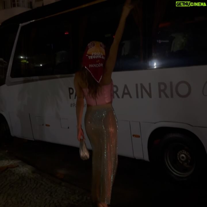 Flávia Viana Instagram - Sobre uma noite mágica! ✨🫶🏼🎉 Sobre viver o Day 1 na Sapucaí colaaadaaaaa na avenida! OMG, foi de arrepiar! Que experiência!!! Look: @charthoficial Foto: @lucasmavinga De @theofficialpandora #PandoraInRio #PandoraSquad24 #PandoraTakesRio #Sapucaí #Carnaval #errejota