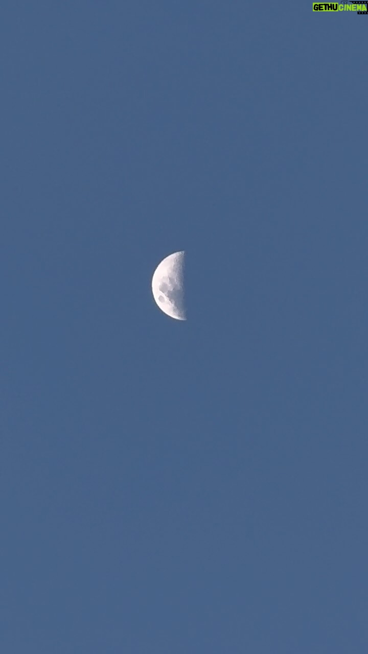 Flávia Viana Instagram - Ela me traz paz! 🌛 Uma sensação inexplicável de amor, paz, um toque de Deus na alma! Amo o céu, o sol e a lua! Não podia deixar esse vídeo guardado só para mim! Passando aqui para desejar uma semana incrivelmente especial para todos nós! Que possamos ir com alma, atentos para ouvir o nosso redor, muita sabedoria para as tomadas de decisões, que Deus esteja a frente de todas as nossas escolhas! 23:42hr #lua #céu #Deus #blessed