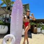 Flávia Viana Instagram - Errejota 💛💚 São 80 influenciadores do mundo todo vivendo o #PandoraInRio e está sendo MUITO especial! Ahhh Mar 🌊, gosto pouco né? 🤭👙☀️ #beach #praia #errejota #PandoraSquad24 #PandoraTakesRio #carnaval