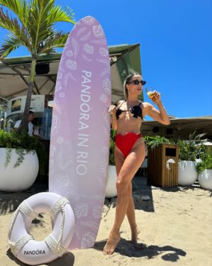 Flávia Viana Instagram - Errejota 💛💚
São 80 influenciadores do mundo todo vivendo o #PandoraInRio e está sendo MUITO especial! 
Ahhh Mar 🌊, gosto pouco né? 🤭👙☀️

#beach #praia #errejota #PandoraSquad24 #PandoraTakesRio #carnaval