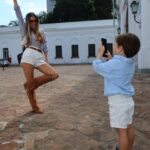 Flávia Viana Instagram - Uma mamãe acompanhada dos filhos e usando a bota mais perfeita do mundo não quer guerra com ngm 🥰 Nós! Pelos olhos da “suirmã” 📸❤️ Bota Elle @wernercalcados