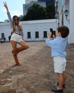 Flávia Viana Instagram - Uma mamãe acompanhada dos filhos e usando a bota mais perfeita do mundo não quer guerra com ngm 🥰 Nós! Pelos olhos da “suirmã” 📸❤️ Bota Elle @wernercalcados