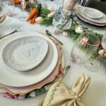 Flávia Viana Instagram - Bom diaaaa!!!! Montei uma mesa linda de Páscoa e claro que troquei o look da minha coelha né? Hehehehe Estamos gêmeas de Pijammá 💐🐇🥕 Aprendi a amar mesa posta, uma mesa bonita para deixar os momentos com muito amor e cuidado e trouxe aqui para vocês se inspirarem também. Que tal?! 🫶🏼 Meu pijama é o Classic Roses Personalizado. Chique né? 💐