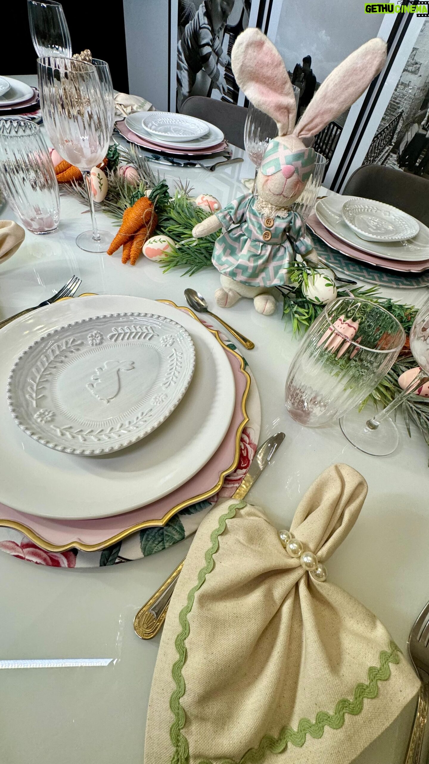 Flávia Viana Instagram - Bom diaaaa!!!! Montei uma mesa linda de Páscoa e claro que troquei o look da minha coelha né? Hehehehe Estamos gêmeas de Pijammá 💐🐇🥕 Aprendi a amar mesa posta, uma mesa bonita para deixar os momentos com muito amor e cuidado e trouxe aqui para vocês se inspirarem também. Que tal?! 🫶🏼 Meu pijama é o Classic Roses Personalizado. Chique né? 💐