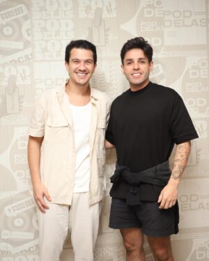 Flávia Viana Instagram - Finalizando nossa semana com chave de ouro 😍 @hugoeguilherme no #PodDelasPodCast

VEM ASSISTIR ❤️
