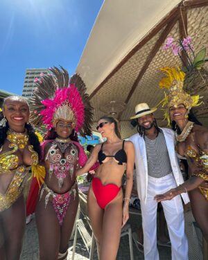 Flávia Viana Instagram - Errejota 💛💚
São 80 influenciadores do mundo todo vivendo o #PandoraInRio e está sendo MUITO especial! 
Ahhh Mar 🌊, gosto pouco né? 🤭👙☀️

#beach #praia #errejota #PandoraSquad24 #PandoraTakesRio #carnaval