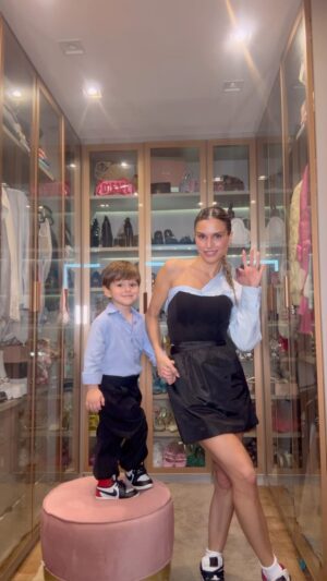 Flávia Viana Instagram - Era para ser um #GRWM mãe e filho hahahha mas as pérolas do Gabs sobressaíram qualquer look.
Assistam até o finaaaaal!!! 

#GRWM #maternidade #moda #maeefilho #style