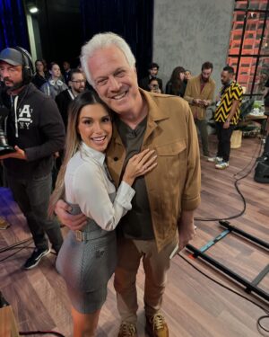 Flávia Viana Instagram - Registros de um abraço BOM DEMAIS! O que eu diria para a menina de 17 anos atrás? 
A sua gargalhada vai te levar a lugares lindos, teima mesmo menina, essa alegria teimosa não vai te abandonar nunca, vai com tudo! 
E o que ela me diria? 
Continue a sonhar, continue a sonhar, sonhar, sonhar… Não pára garota! 
❤️💭