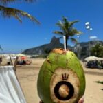 Flávia Viana Instagram - Errejota 💛💚 São 80 influenciadores do mundo todo vivendo o #PandoraInRio e está sendo MUITO especial! Ahhh Mar 🌊, gosto pouco né? 🤭👙☀️ #beach #praia #errejota #PandoraSquad24 #PandoraTakesRio #carnaval