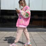 Flávia Viana Instagram - 💗☘️✌🏼 Look com jaquetão do boy para o dia de compromissos com a fábrica. Que tal? #bomber #jaqueta #streetstyle #ootd