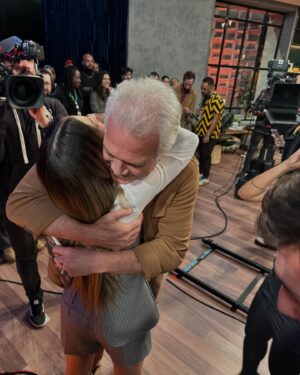 Flávia Viana Instagram - Registros de um abraço BOM DEMAIS! O que eu diria para a menina de 17 anos atrás? 
A sua gargalhada vai te levar a lugares lindos, teima mesmo menina, essa alegria teimosa não vai te abandonar nunca, vai com tudo! 
E o que ela me diria? 
Continue a sonhar, continue a sonhar, sonhar, sonhar… Não pára garota! 
❤️💭