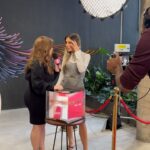 Flávia Viana Instagram - Registros de um abraço BOM DEMAIS! O que eu diria para a menina de 17 anos atrás? A sua gargalhada vai te levar a lugares lindos, teima mesmo menina, essa alegria teimosa não vai te abandonar nunca, vai com tudo! E o que ela me diria? Continue a sonhar, continue a sonhar, sonhar, sonhar… Não pára garota! ❤️💭