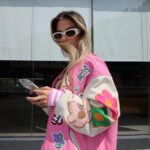 Flávia Viana Instagram - 💗☘️✌🏼 Look com jaquetão do boy para o dia de compromissos com a fábrica. Que tal? #bomber #jaqueta #streetstyle #ootd